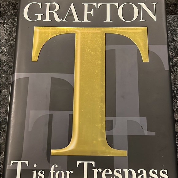 (3) books by Sue Grafton in great used condition - Picture 7 of 10